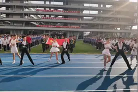 #运动会开幕式  又是一年校运会开幕式，这次特意选了黑白的舞服