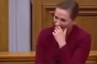 丹麦首相笑场： 政府为大象赎身，不得不买下一头骆驼，因为大象离不开好朋友...视频封面