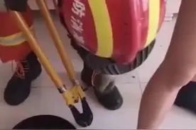 男子与妻子吵架后睡着 醒来脚踝上多了个平底锅 消防员都被逗笑了视频封面