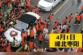 婚车路过放学的校园门口，孩子们都来讨喜糖啦视频封面