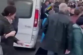 重新进驻赫尔松的乌克兰武装部队受到当地民众的热烈欢迎视频封面