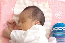 宝宝刚出生，手总是握着小拳头。千万不要强行打开宝宝的手哦～😝#新生儿 #宝宝 #拳头 #孕期 #月子