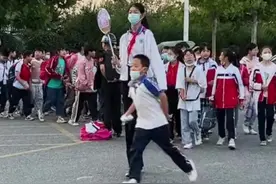 五年级小女孩身高一米八，在同龄人的人群中格外显眼  #小学生 #高个子女生 #一米八 视频封面