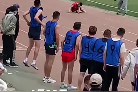 男生800米体考最后20米摔倒，凭借坚强意志爬到终点。据了解，该考生前三项考试均取得满分。#体育精神 #体考加油视频封面