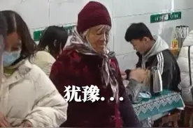 老奶奶想到餐馆吃碗面，听到价格后一直犹豫。老板用善意的“谎言”将她留下。视频封面