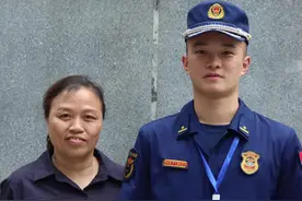 “我的学生在守护我的学生”，湖南一#消防员考点执勤偶遇高中老师 老师满脸骄傲与他合影视频封面
