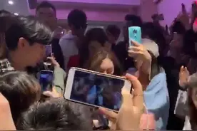 #周杰伦 #昆凌 #悉尼 唐人街下馆子被热情粉丝0距离包围视频封面