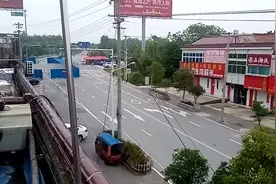 今天，有三辆警车在巡逻。大家还是在家呆吧！看这架势，哎视频封面