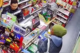 江西萍乡，精神失常女子常去店里买东西，老板从不收钱也不驱赶。网友：这是善良更是尊重。#感动瞬间 #暖心正能量视频封面