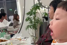 你们听说过羽毛恐惧症吗？？#西贡a猫 #妈妈dou知道 #辣妈育儿笔记 #人类幼崽到底有多可爱视频封面