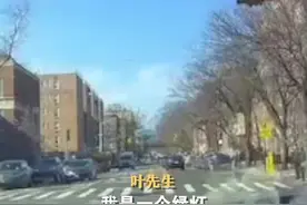 华人斑马线前礼让骑车青年被吐口水，下一秒青年就撞上了其他车。视频封面
