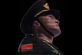 护旗兵闫振在升旗行注目礼时情不自禁流泪，让无数网友动容。