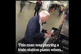 外国路人的钢琴合奏视频封面