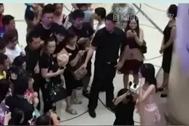 当时记得有很多人批评说只有两个话筒，怎么不自己拿...其实是品牌方要求的手部展示动作#秦岚 视频封面