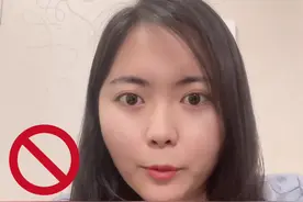 疼！女子为逗孩子在景区内拔掉孔雀羽毛。父母的言传身教影响孩子一生。#国是论坛视频封面