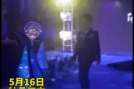 男孩模特走秀小碎步萌翻全场，网友：急着赶下一场视频封面