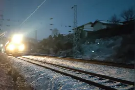 雪后火车，一路火花带闪电#成昆铁路 #铁路 #火车迷视频封面