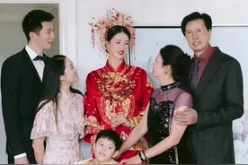 张常宁、张晨兄妹两真的太像了，一家人的颜值都很高。