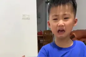 男孩犯错被妈妈教训，1岁妹妹抢走衣架保护哥哥#兄妹 视频封面