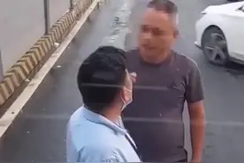 8月15日，湖南长沙。私家车越实线插队，公交司机未让行被暴打， 全程未还手。#道路千万条安全第一条 #路怒症 #安全出行 #社会百态 #交通安全视频封面