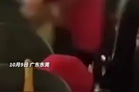 孩子因座位有积水不愿坐，#校车司机因起争执拖拽小学生 14日，小车公司回应：将解雇该司机，并要求其道歉#广东dou知道 视频封面