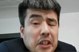 农村人第一次坐飞机，好尴尬！以后还是要多见见世面！#一本正经飙方言 #脱口秀 视频封面