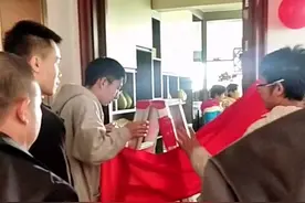 客家习俗，乔迁之喜由娘家挂门红:脚踏楼梯步步高升;红布上墙子孙满堂;财丁俩顺，富贵万年#恭喜表妹喜迁新居@DOU+小助手 