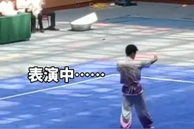 学生表演醉拳太逼真，吓得工作人员以为他真的晕了，大喊医生#表演 #醉拳 视频封面