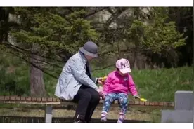 被拐6年的儿子认出了妈妈，妈妈却甩手走了，警察说：做得对视频封面