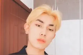 连发老师这也偶像派一把～#衣冠不整 #领带换装