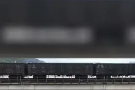 8100吨重量压桥！洪峰过境宝成铁路涪江大桥，铁路部门再次“重车压梁”！视频封面