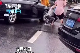 有惊无险！6月4日浙江义乌，一孕妇走着走着，孩子突然生了下来，准爸爸用手接住…#孕妇视频封面