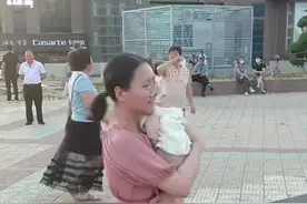 妈妈抱着宝宝跳广场舞，依然动作娴熟节奏感十足，网友:哄娃跳舞两不误 #宝妈带娃跳舞 #带娃嗨起来 #生活需要节奏感