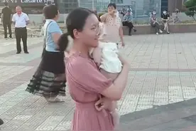 妈妈抱着宝宝跳广场舞，依然动作娴熟节奏感十足，网友:哄娃跳舞两不误 #宝妈带娃跳舞 #带娃嗨起来 #生活需要节奏感视频封面