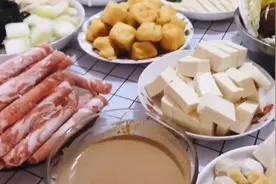 天气渐凉，孩子想吃火锅，自己做的鲜虾火锅营养又美味。视频封面