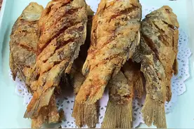 在家炸鲫鱼，怎样做到外酥里嫩，连骨头都能吃，其实最关键就是复炸，。#鲫鱼 #家常菜教程 #美食教程视频封面
