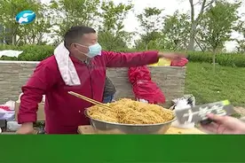 河南郑州：“河南漂流哥”转战郑州，为货车司机免费做饭送饭#河南dou知道 视频封面