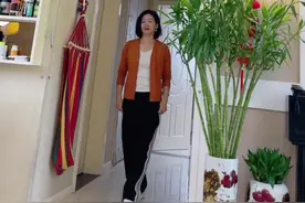 这50岁的老太太了，还整天嘚瑟的不得了，说新学的舞蹈，让我看好不好看，也不知道扭的啥，我感觉让小保姆扭的话比她扭的好😂，大家说婆婆跳的好看不😂#婆媳 #记录真实生活 #宝妈 #家庭 #家庭日常视频封面