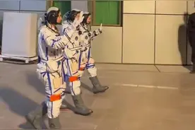 让我们一起感受航天员出征仪式现场的热烈气氛~#神舟十三号视频封面