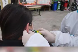 小姐姐耳钉取不掉，来求助蓝朋友，康康#消防蓝朋友 如何一分钟搞定#呼和浩特