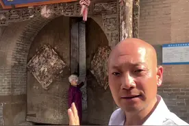 在太原附近发现一座明末清初的一座四合院，院内保存有一块影壁非常精美漂亮。根据房主人介绍，她家祖上是明代先祖胥宽从洪洞大槐树迁居辛村后繁衍而来，传至现在已有24代，人口千余人。大院由胥向均、胥向阳的后人所创建，二人分别在云南和四川做官，一文一武在当地颇有名望。#山西古建筑 #古建筑