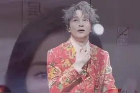 单手插兜是想要帅死谁！？#薛之谦 #东北大花袄#薛之谦跨年舞台太喜庆了 #薛之谦穿花棉袄西装视频封面