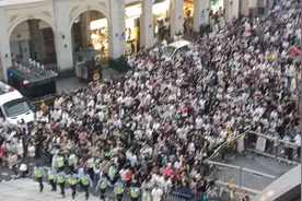 国庆 。你还要不要来广州玩 人山人海 走都走不动   人潮视频封面