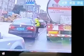 #盘点警察硬核执法现场，前一秒还牛气轰轰的，下一秒就怂的彻底视频封面