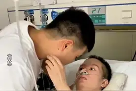 妻子因病成了植物人，老公不离不弃照顾四年，终于用爱唤醒植物人妻子，网友感慨：“得夫如此，夫复何求”#正能量 #感动瞬间视频封面