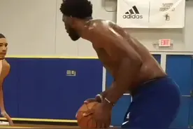 人称现役第一中锋！NBA最正宗的锋位摇摆人，得分后峰届的GOAT，能让詹姆斯和库里蹲底角的男人。进攻无死角、脚步一流、背身单打技巧一绝，中远投稳定。一个能在场上做任何东西但偏偏独爱立棍单打、突施冷箭的球员#恩比德 #篮球