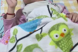 陪着姐姐康复治疗的十一弟弟 看着姐姐哭，弟弟也哭 看见弟弟哭，姐姐忍着去安慰 很暖心的一幕，姐弟情深。#豆豆的康复生活视频封面