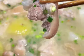猪脚有很多做法，但我家就只喜欢吃清炖呢，软糯可口，汤汁又浓又白，老少皆宜#猪脚的家常做法 #汤鲜味美 #戒不掉的贵州味道