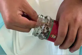 去油渍笔渍的基本原理 油渍和笔渍其实都是油性的，溶剂是以油溶油，表活是包裹油渍。两者结合效果会更好。#加油李功南 #衣物去油