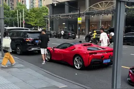 杭州万象城，小哥哥刚关好法拉利SF90车门，就有小姐姐过来推销东西，注明：此处单向车道，允许临时停下车🚗#超跑#法拉利#法拉利sf90#dou是好车#汽车人共创计划视频封面